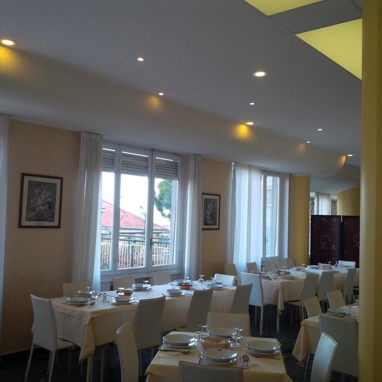 Hotel Robinia Imperia Eksteriør billede