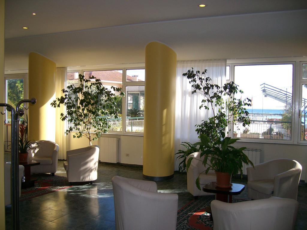 Hotel Robinia Imperia Eksteriør billede