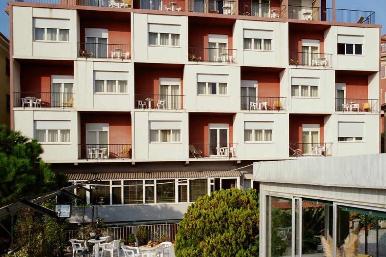Hotel Robinia Imperia Eksteriør billede