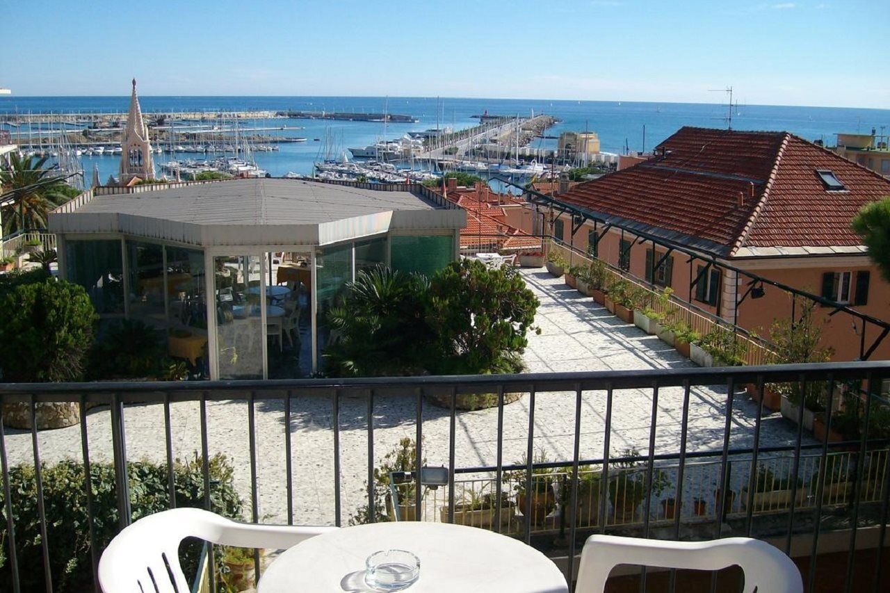 Hotel Robinia Imperia Eksteriør billede