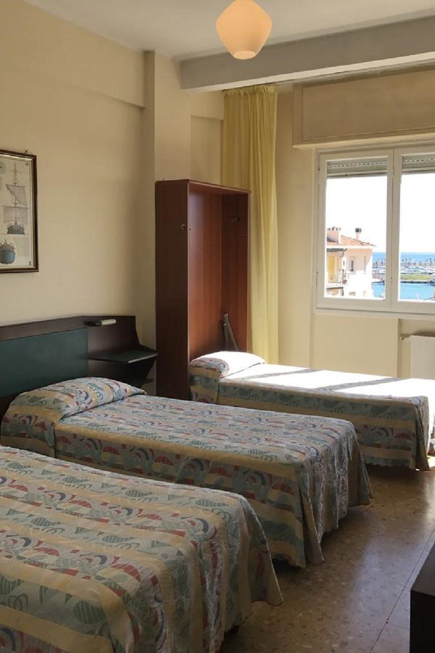 Hotel Robinia Imperia Eksteriør billede